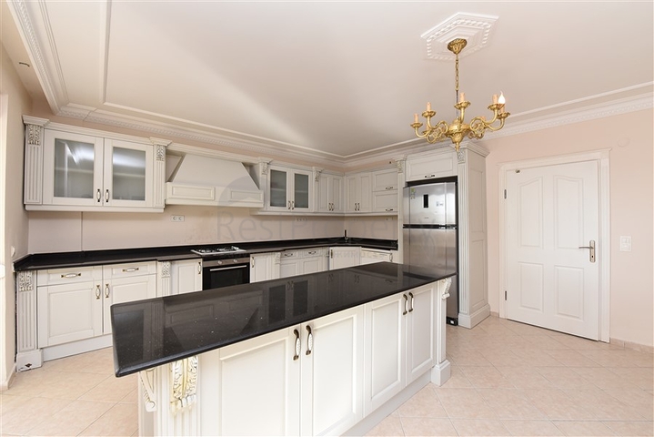 اطلالة بحر وقلعة - فيلا مستقلة - 4 غرف وصالة - في مركز الانيا 