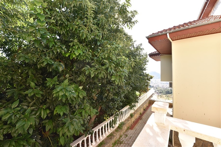 اطلالة بحر وقلعة - فيلا مستقلة - 4 غرف وصالة - في مركز الانيا 