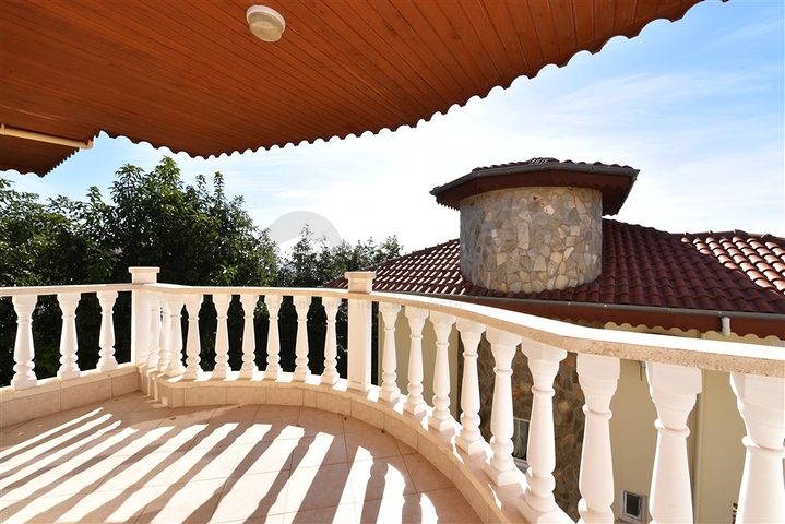 اطلالة بحر وقلعة - فيلا مستقلة - 4 غرف وصالة - في مركز الانيا 