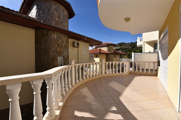 اطلالة بحر وقلعة - فيلا مستقلة - 4 غرف وصالة - في مركز الانيا 