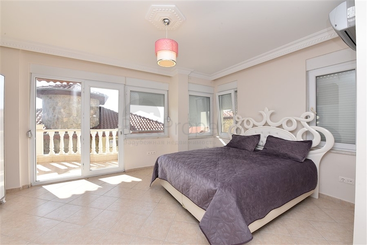 اطلالة بحر وقلعة - فيلا مستقلة - 4 غرف وصالة - في مركز الانيا 