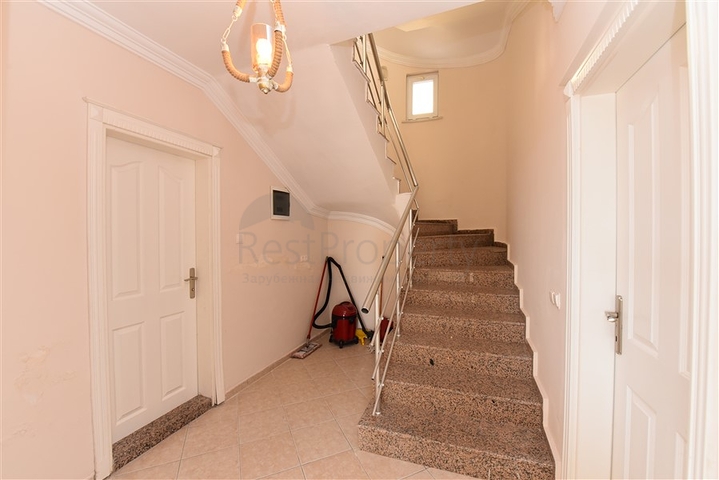 اطلالة بحر وقلعة - فيلا مستقلة - 4 غرف وصالة - في مركز الانيا 