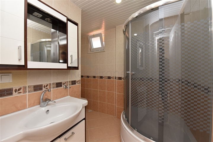 اطلالة بحر وقلعة - فيلا مستقلة - 4 غرف وصالة - في مركز الانيا 