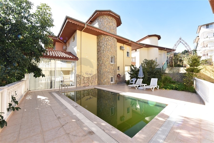 اطلالة بحر وقلعة - فيلا مستقلة - 4 غرف وصالة - في مركز الانيا 