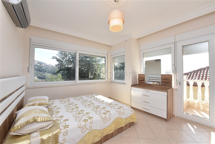 اطلالة بحر وقلعة - فيلا مستقلة - 4 غرف وصالة - في مركز الانيا 