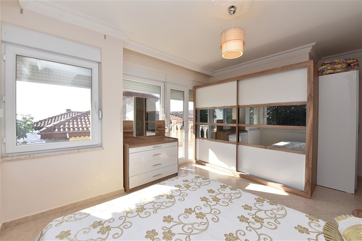 اطلالة بحر وقلعة - فيلا مستقلة - 4 غرف وصالة - في مركز الانيا 