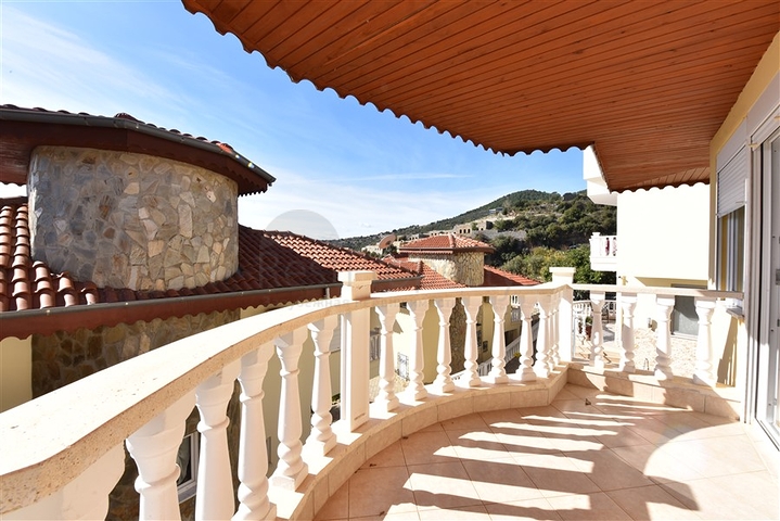 اطلالة بحر وقلعة - فيلا مستقلة - 4 غرف وصالة - في مركز الانيا 