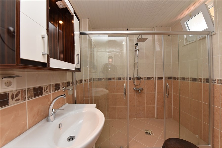 اطلالة بحر وقلعة - فيلا مستقلة - 4 غرف وصالة - في مركز الانيا 