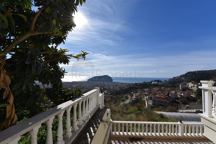 اطلالة بحر وقلعة - فيلا مستقلة - 4 غرف وصالة - في مركز الانيا 