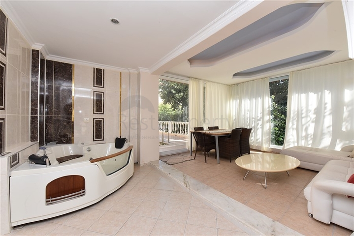 اطلالة بحر وقلعة - فيلا مستقلة - 4 غرف وصالة - في مركز الانيا 