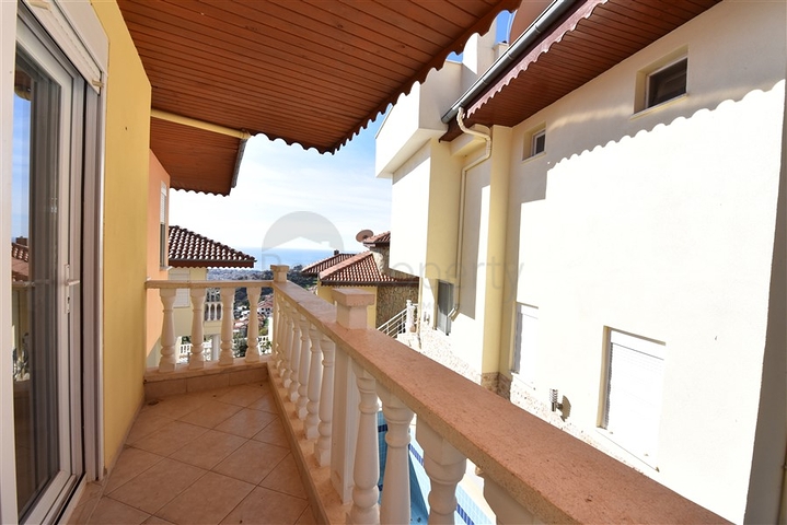 اطلالة بحر وقلعة - فيلا مستقلة - 4 غرف وصالة - في مركز الانيا 