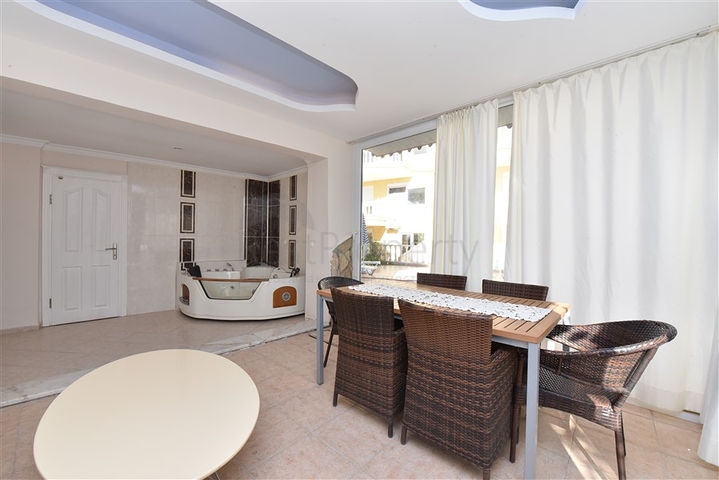 اطلالة بحر وقلعة - فيلا مستقلة - 4 غرف وصالة - في مركز الانيا 