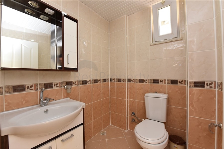 اطلالة بحر وقلعة - فيلا مستقلة - 4 غرف وصالة - في مركز الانيا 