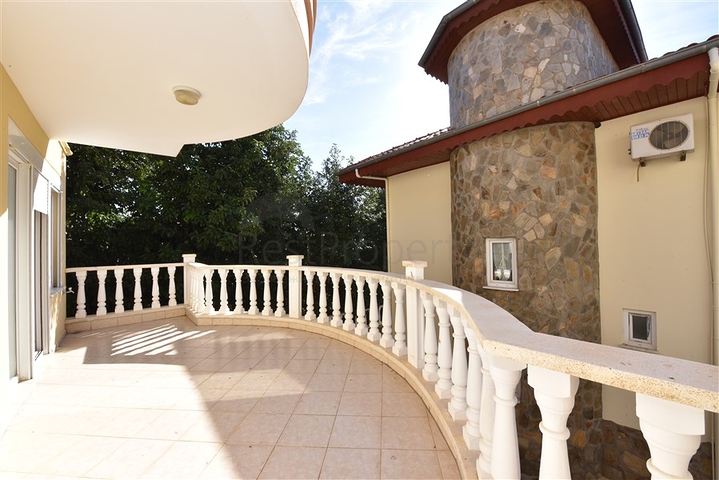 اطلالة بحر وقلعة - فيلا مستقلة - 4 غرف وصالة - في مركز الانيا 