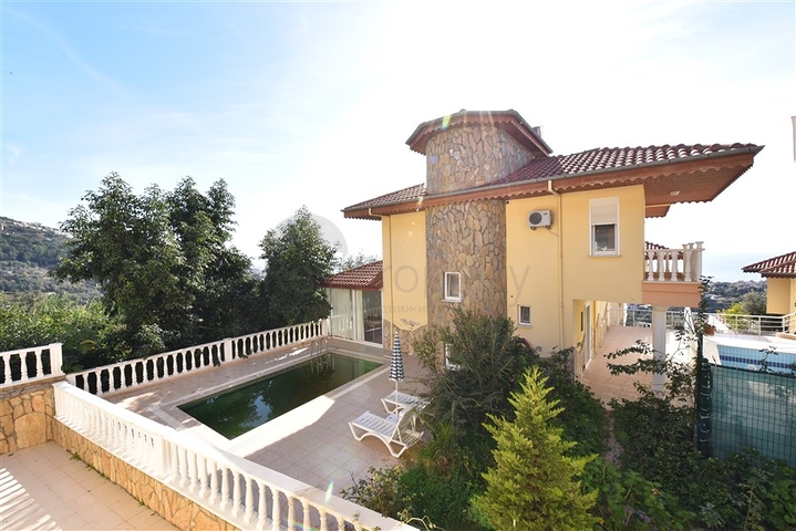 اطلالة بحر وقلعة - فيلا مستقلة - 4 غرف وصالة - في مركز الانيا 