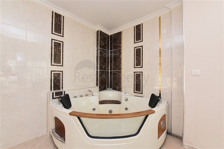 اطلالة بحر وقلعة - فيلا مستقلة - 4 غرف وصالة - في مركز الانيا 