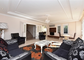 اطلالة بحر وقلعة - فيلا مستقلة - 4 غرف وصالة - في مركز الانيا 