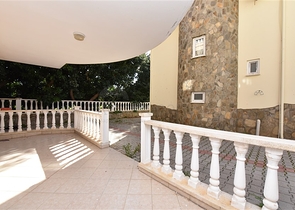 اطلالة بحر وقلعة - فيلا مستقلة - 4 غرف وصالة - في مركز الانيا 