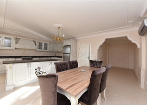 اطلالة بحر وقلعة - فيلا مستقلة - 4 غرف وصالة - في مركز الانيا 