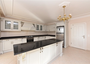 اطلالة بحر وقلعة - فيلا مستقلة - 4 غرف وصالة - في مركز الانيا 