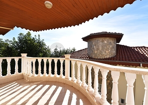 اطلالة بحر وقلعة - فيلا مستقلة - 4 غرف وصالة - في مركز الانيا 