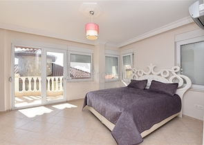 اطلالة بحر وقلعة - فيلا مستقلة - 4 غرف وصالة - في مركز الانيا 