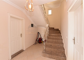 اطلالة بحر وقلعة - فيلا مستقلة - 4 غرف وصالة - في مركز الانيا 