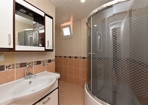 اطلالة بحر وقلعة - فيلا مستقلة - 4 غرف وصالة - في مركز الانيا 