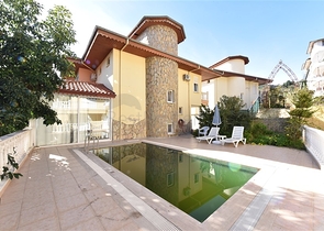 اطلالة بحر وقلعة - فيلا مستقلة - 4 غرف وصالة - في مركز الانيا 