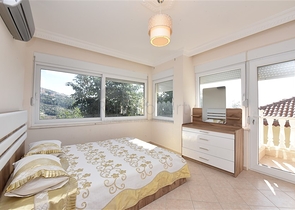 اطلالة بحر وقلعة - فيلا مستقلة - 4 غرف وصالة - في مركز الانيا 