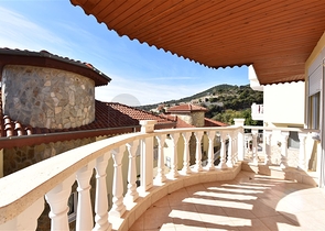 اطلالة بحر وقلعة - فيلا مستقلة - 4 غرف وصالة - في مركز الانيا 