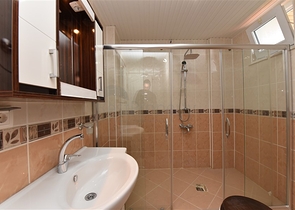 اطلالة بحر وقلعة - فيلا مستقلة - 4 غرف وصالة - في مركز الانيا 