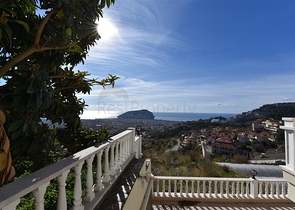 اطلالة بحر وقلعة - فيلا مستقلة - 4 غرف وصالة - في مركز الانيا 