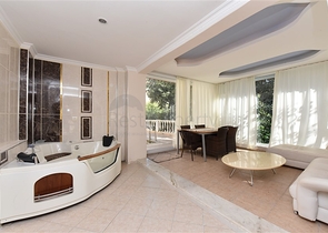 اطلالة بحر وقلعة - فيلا مستقلة - 4 غرف وصالة - في مركز الانيا 