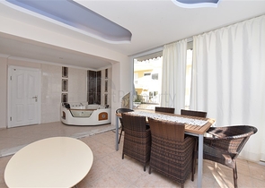 اطلالة بحر وقلعة - فيلا مستقلة - 4 غرف وصالة - في مركز الانيا 