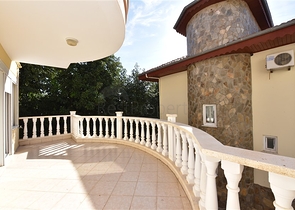 اطلالة بحر وقلعة - فيلا مستقلة - 4 غرف وصالة - في مركز الانيا 