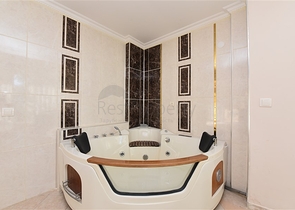 اطلالة بحر وقلعة - فيلا مستقلة - 4 غرف وصالة - في مركز الانيا 