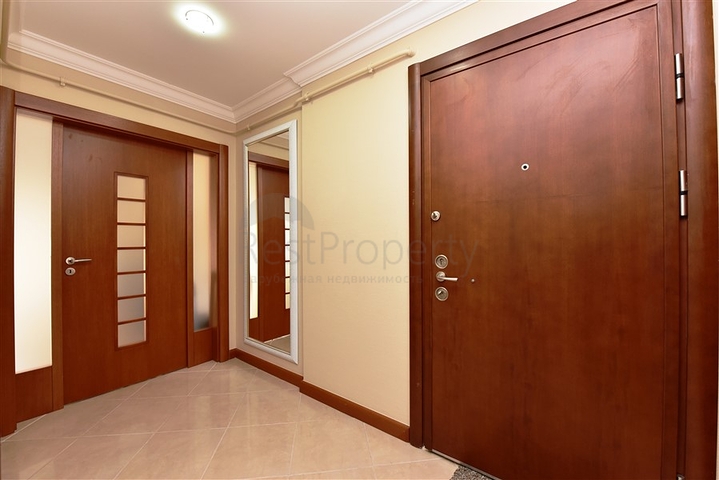 ضمن مجمع على البحر مباشرة - شقة غرفتين وصالة - في مركز الانيا 