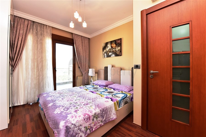 ضمن مجمع على البحر مباشرة - شقة غرفتين وصالة - في مركز الانيا 