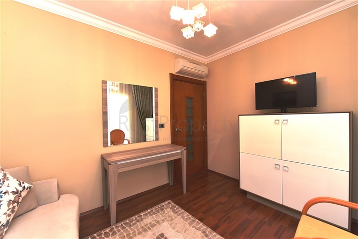 ضمن مجمع على البحر مباشرة - شقة غرفتين وصالة - في مركز الانيا 