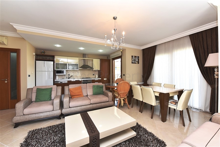 ضمن مجمع على البحر مباشرة - شقة غرفتين وصالة - في مركز الانيا 