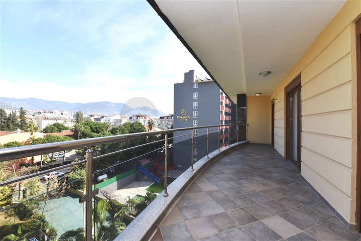 ضمن مجمع على البحر مباشرة - شقة غرفتين وصالة - في مركز الانيا 