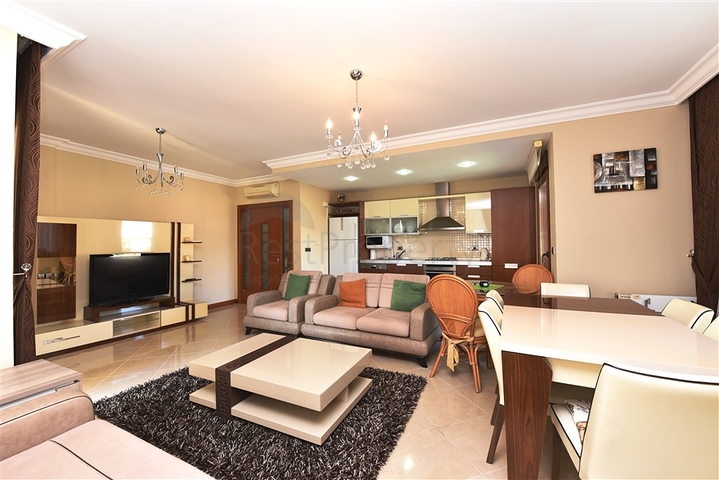 ضمن مجمع على البحر مباشرة - شقة غرفتين وصالة - في مركز الانيا 