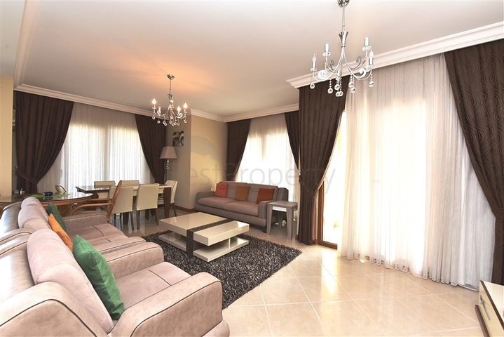 ضمن مجمع على البحر مباشرة - شقة غرفتين وصالة - في مركز الانيا 