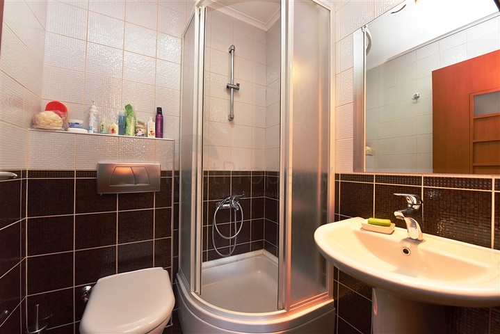 ضمن مجمع على البحر مباشرة - شقة غرفتين وصالة - في مركز الانيا 