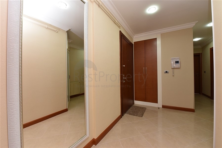 ضمن مجمع على البحر مباشرة - شقة غرفتين وصالة - في مركز الانيا 