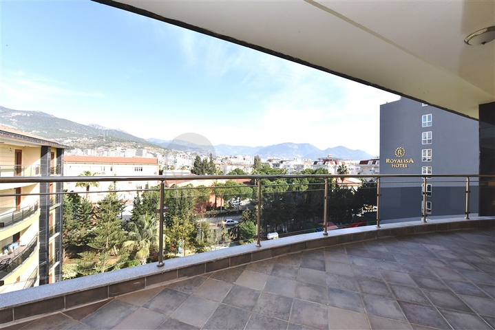 ضمن مجمع على البحر مباشرة - شقة غرفتين وصالة - في مركز الانيا 