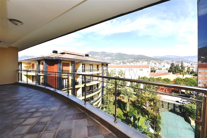 ضمن مجمع على البحر مباشرة - شقة غرفتين وصالة - في مركز الانيا 