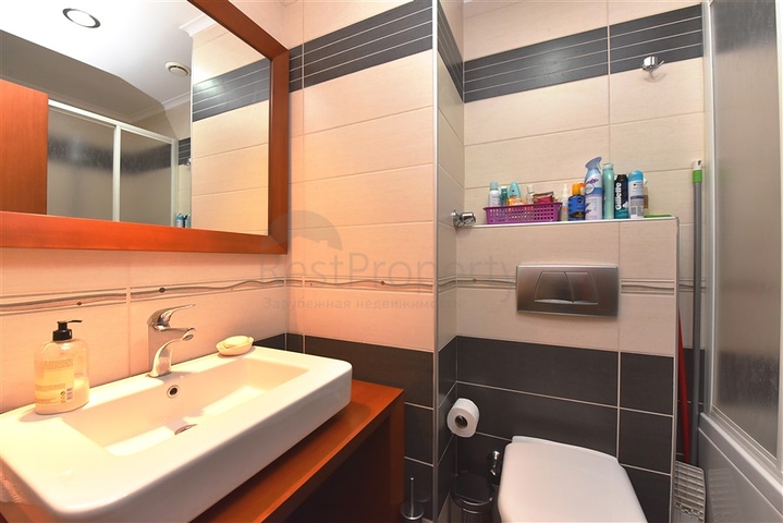 ضمن مجمع على البحر مباشرة - شقة غرفتين وصالة - في مركز الانيا 