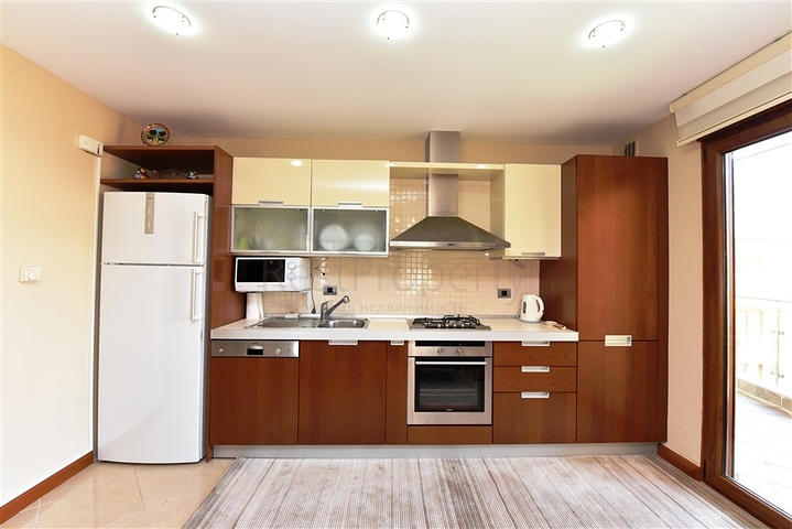 ضمن مجمع على البحر مباشرة - شقة غرفتين وصالة - في مركز الانيا 